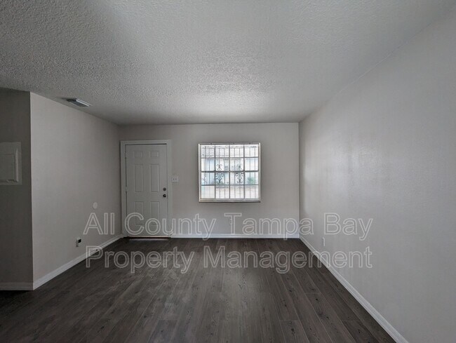 Building Photo - 404 W Columbus Dr