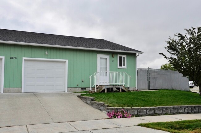 Building Photo - 2 bed 1 bath duplex