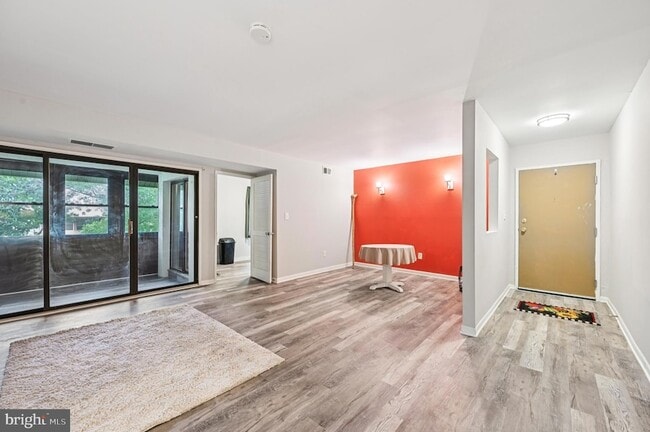 Foto del edificio - 9633 White Acre Rd