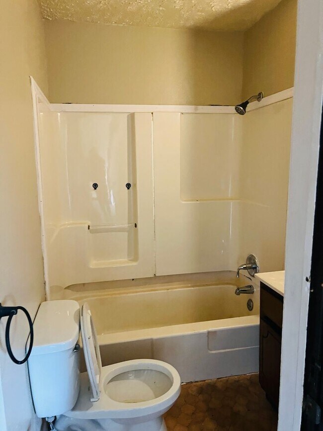 Foto del edificio - 3 br, 1 bath House - 636 S. Ray St.