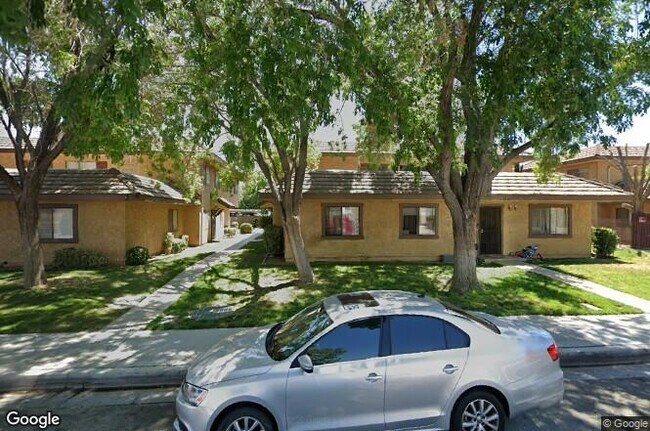 Building Photo - 852 E Ave J-12