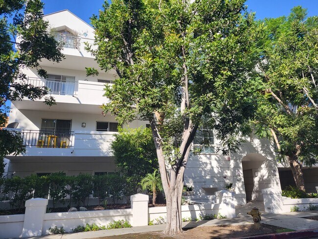 Building Photo - 1401 S Bentley Ave