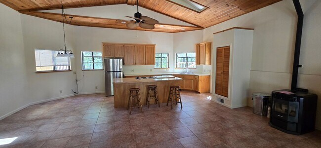 Building Photo - Spacious 3-bedroom, 2-bath multi-family home