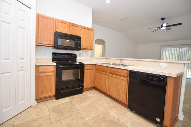 Building Photo - Fenced yard at this spacious 4-Bedroom Oasis with 2 Baths in Charming Palm Coast Retreat!