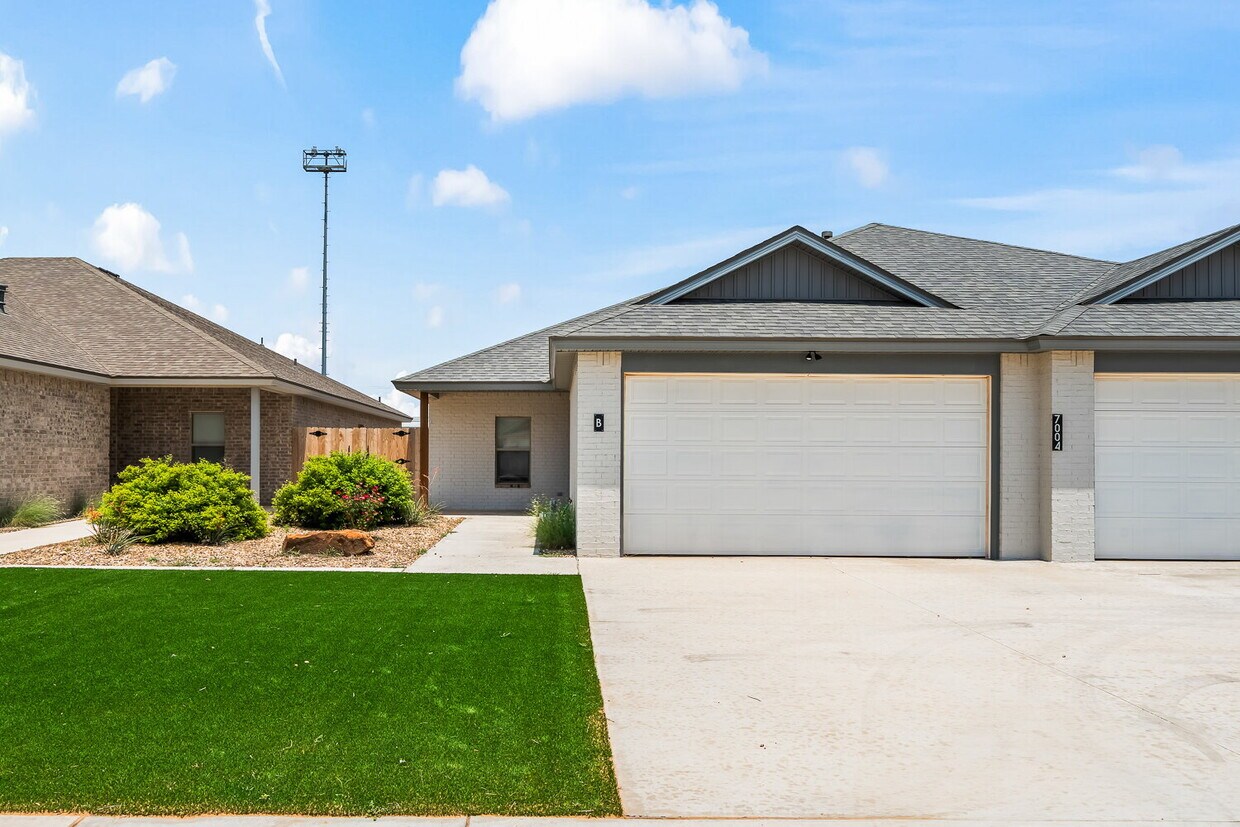 Primary Photo - Gorgeous Duplex in Frenship East!