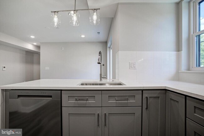 Building Photo - 540 S 52nd St