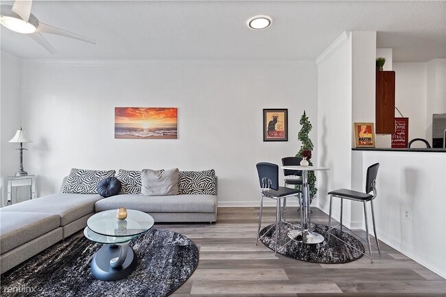 Building Photo - 1 br, 1 bath Condo - 2401 NE 65th St