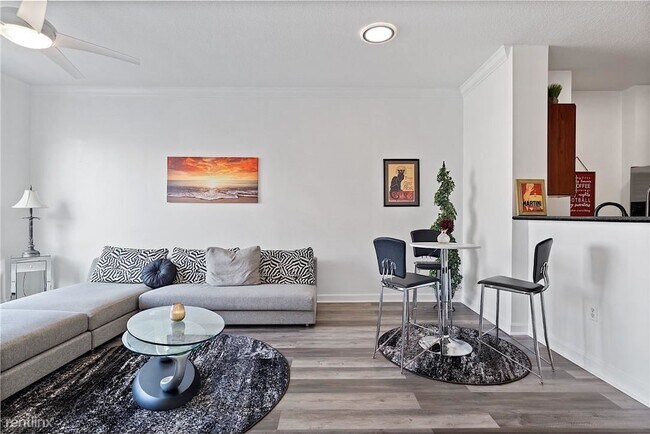 Foto del edificio - 1 br, 1 bath Condo - 2401 NE 65th St