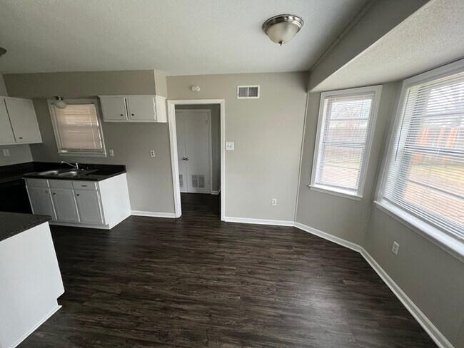 Building Photo - 1319 Mary Jane Ave