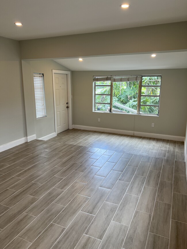 Building Photo - 325 SW 14th Ct