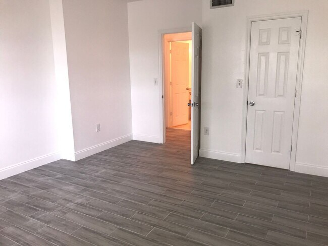 Foto del edificio - Pretty, remodeled 2/2 in gated community