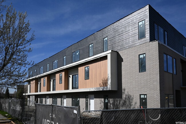 Building Photo - 493 W 620 N