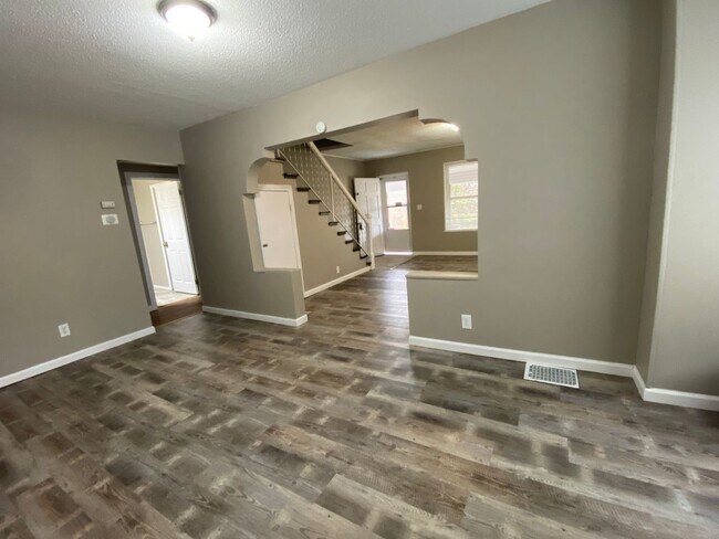 Building Photo - $1,395   3 Bed + Bonus Room!  Must See!