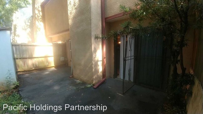 Building Photo - 3 br, 2.5 bath House - 2028 Oak Park Lane