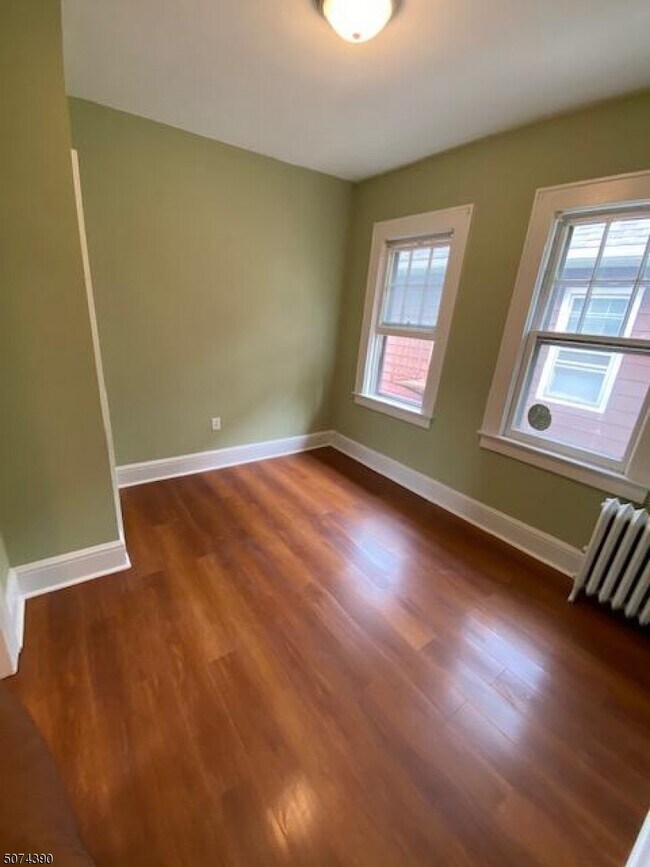 Building Photo - 533 Maple Ave