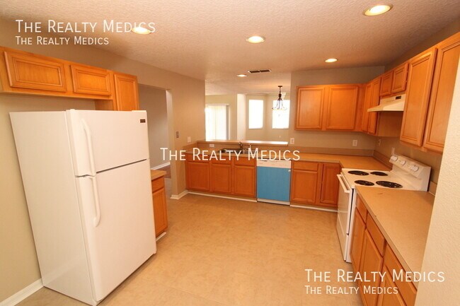 Building Photo - Huge 4 bedroom, 2.5 bath home in East Orlando