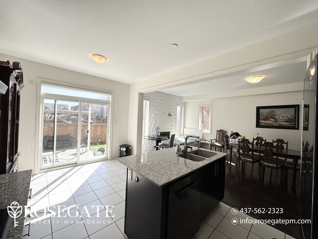 Photo du bâtiment - Modern 4-Bedroom Main Unit in a Family-Fri...