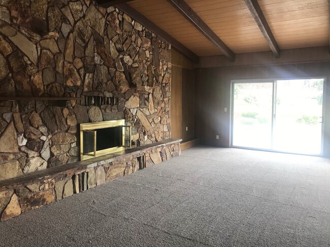 Building Photo - 4 Bedrooms, Pool & Golf Course Views!