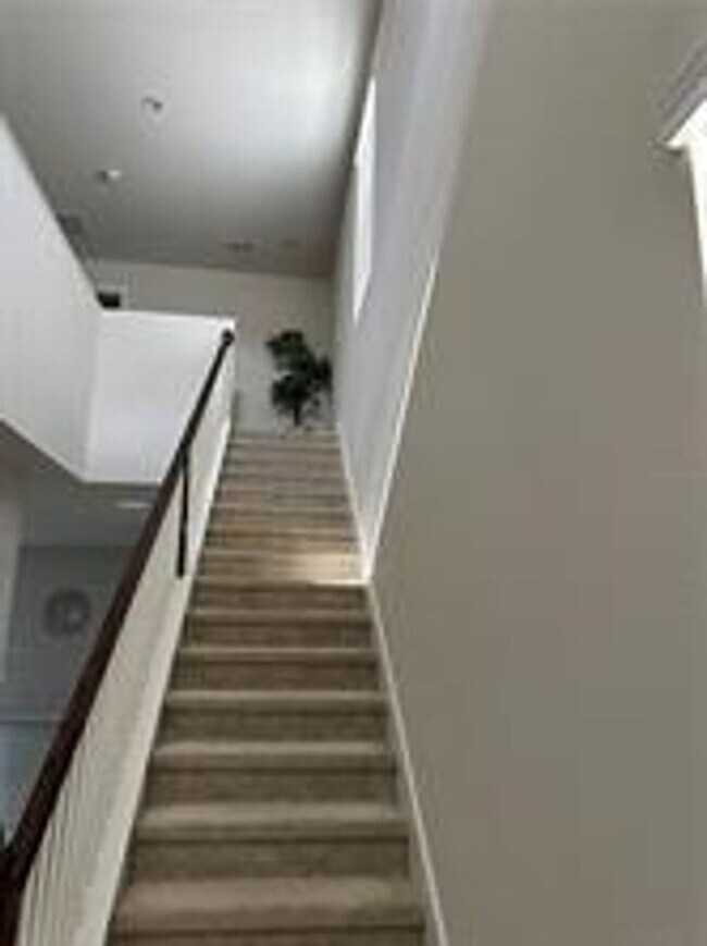 Building Photo - 4 Bedroom / 2.5 Bath Home Available Now in...