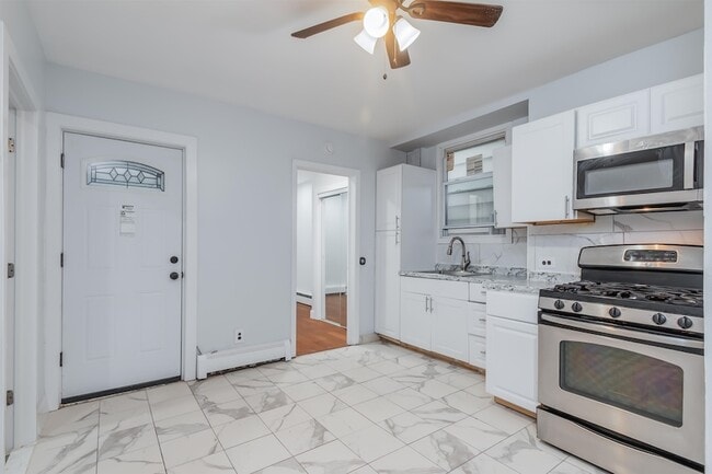 Building Photo - 25 W 10th St