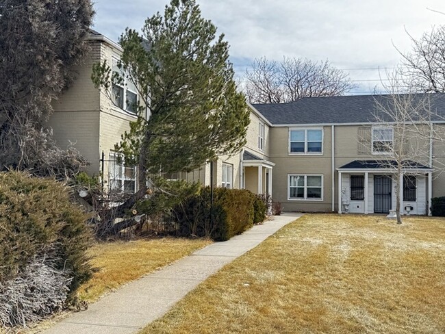 Building Photo - 2 BEDROOM 1 BATHROOM TOWNHOME CLOSE TO WAR...