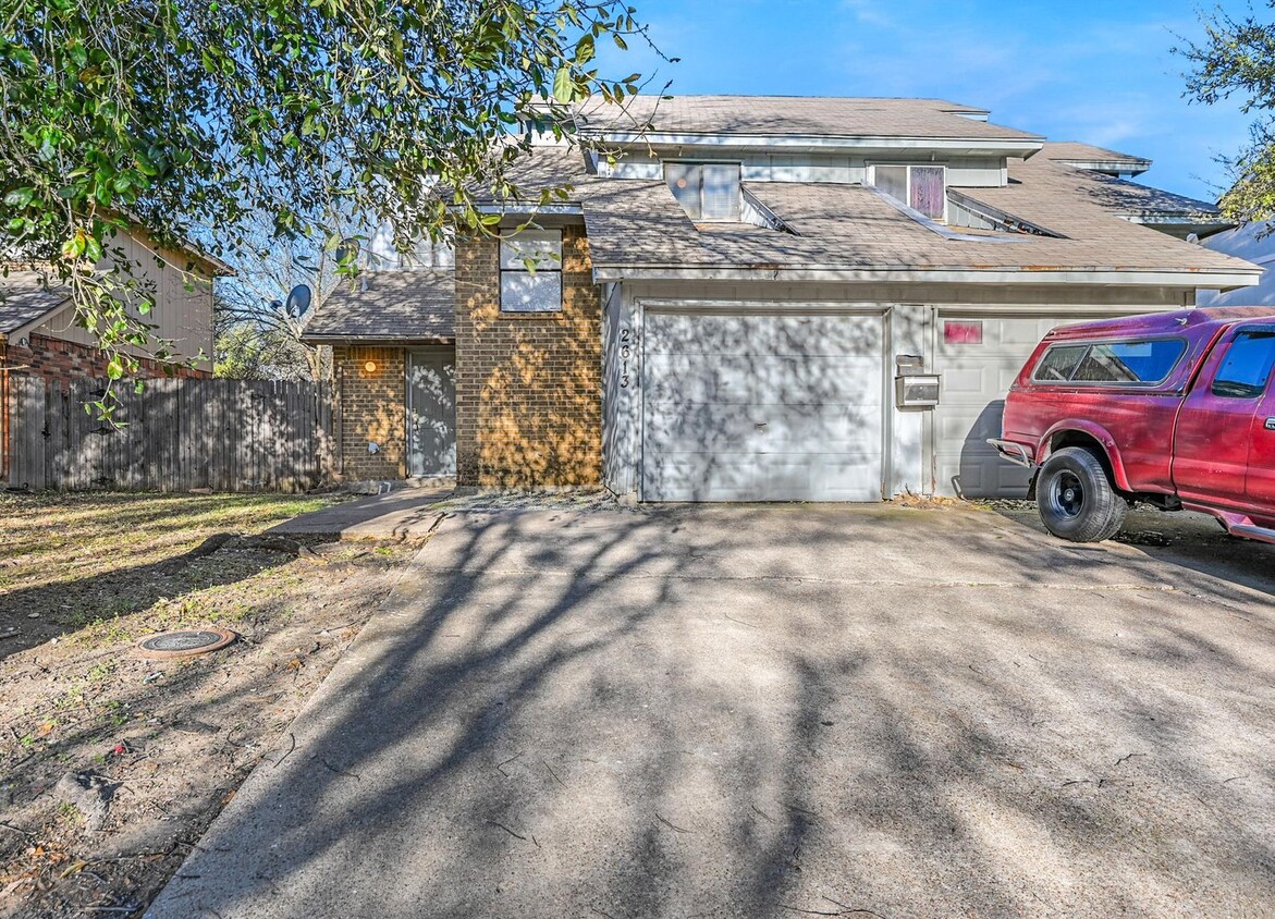 Primary Photo - Grand Prairie Townhouse with one car garage