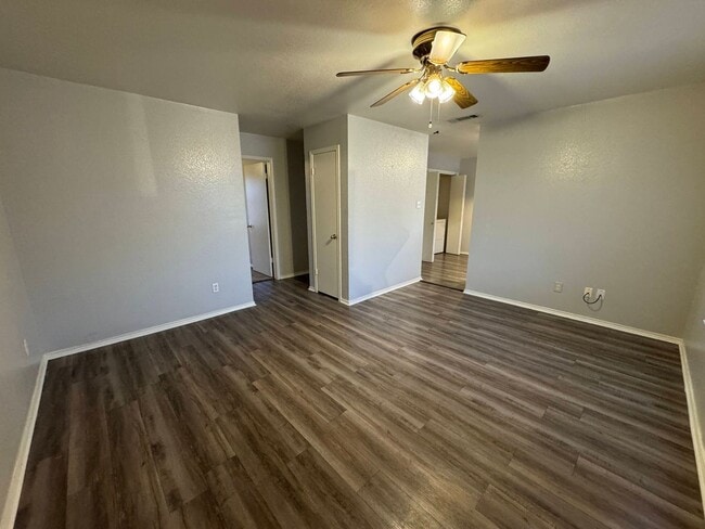 Building Photo - 1605 Benttree Dr