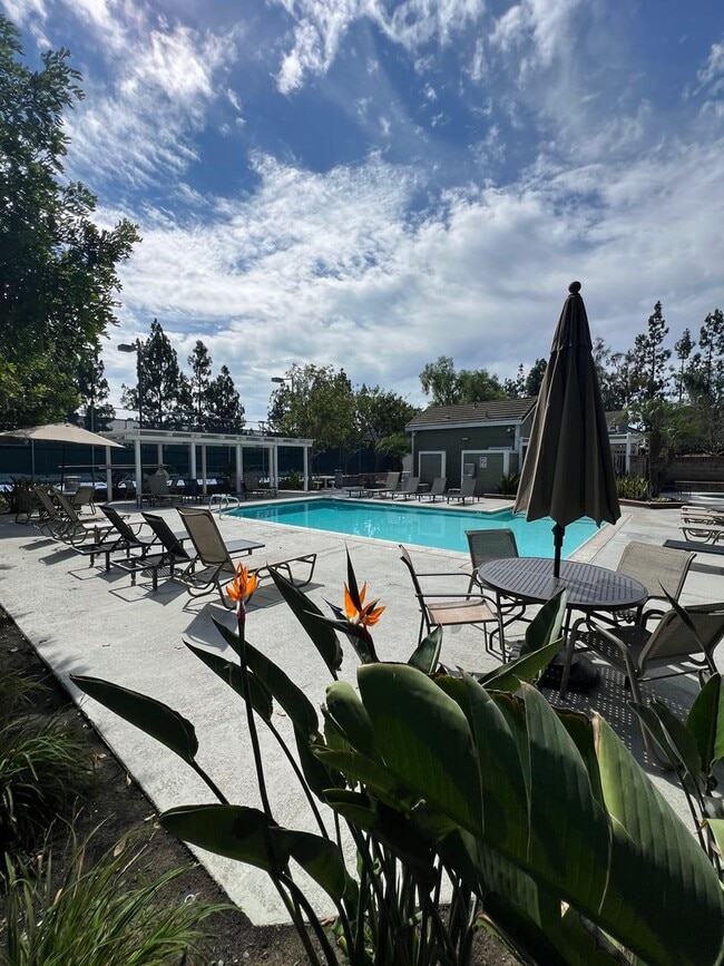 Building Photo - Aliso Viejo 2 bed 1 bath