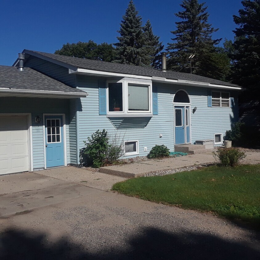 Building Photo - 1902 E Lake Geneva Rd NE