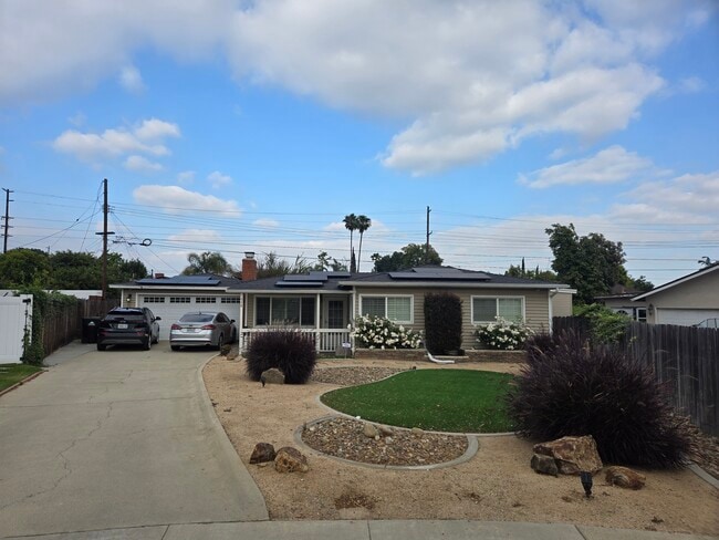 Building Photo - 648 E La Deney Dr