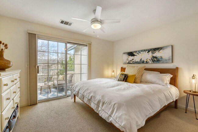 Foto del edificio - Top-Floor Serenity: Bright & Modern Fully Furnished Boulder Retreat
