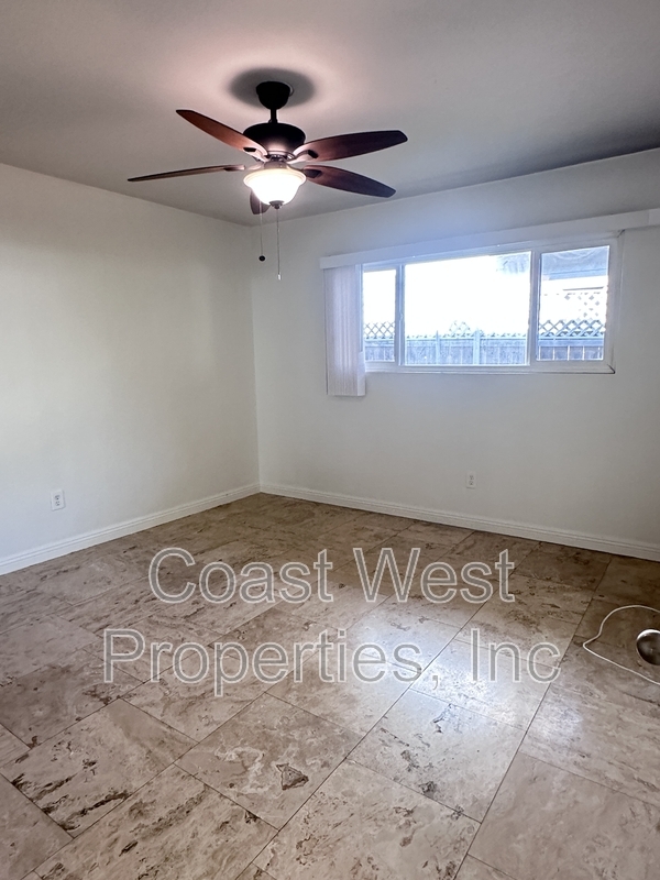 Foto del edificio - 4859 1/2 Naragansett Ave