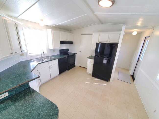 Building Photo - Cozy 2 Bed 2 bath in farm setting