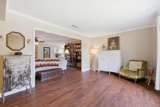 Building Photo - 217 E Louella Dr