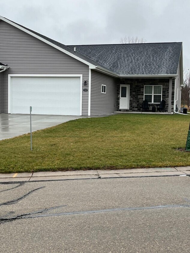 7121 Fox Hollow Ln, Greenville, WI 54942 House Rental in Greenville, WI