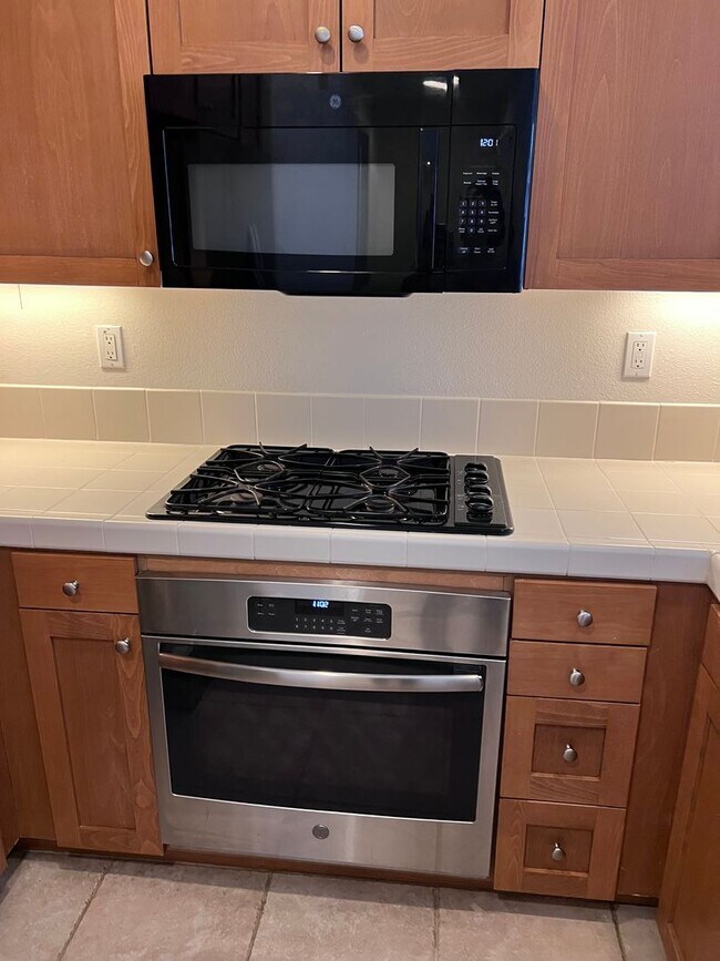 Building Photo - 2 Bed 2.5 Bath Townhome In The Spectrum Community For Lease