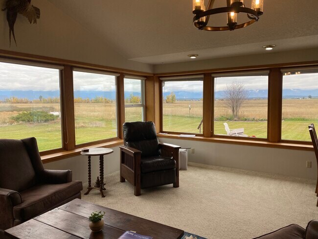 Foto del edificio - 391 N Somers Rd