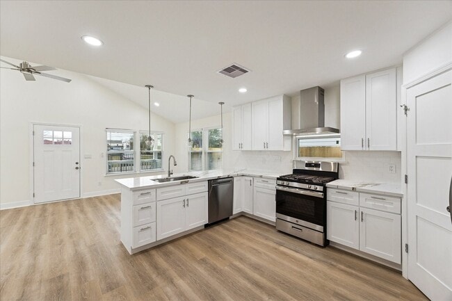 Photo - 903 E 37th St House