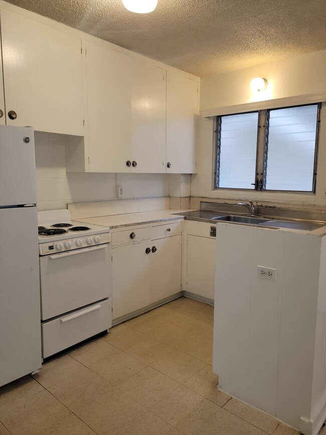 Building Photo - 831 University Ave