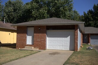 Building Photo - 533 W Edgewood St