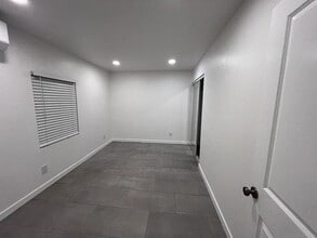 Building Photo - 9717 Oak St