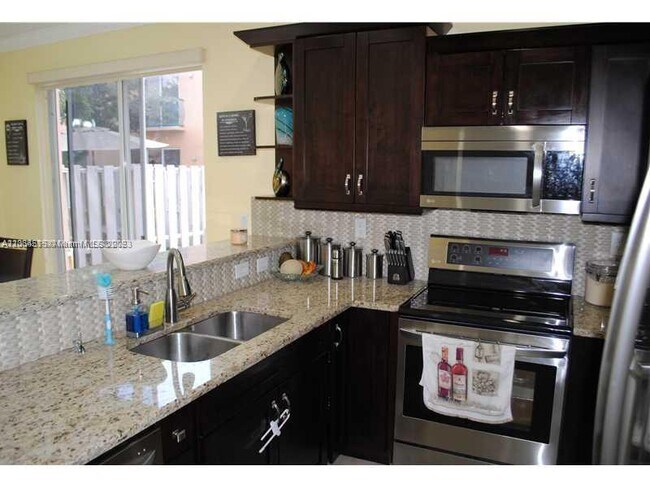 Foto del edificio - 16102 NW 22nd St