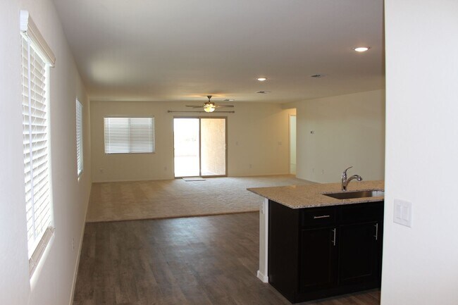 Building Photo - Mission Ranch - 4 bedroom 2 bath single st...