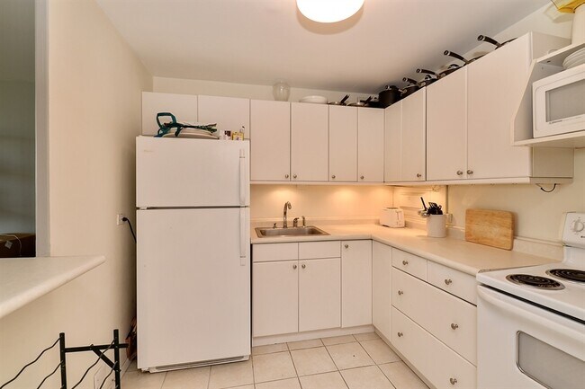 Building Photo - 555 W Cornelia Ave