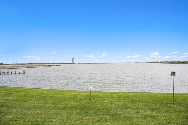 Foto del edificio - 351 Lakeside Ln