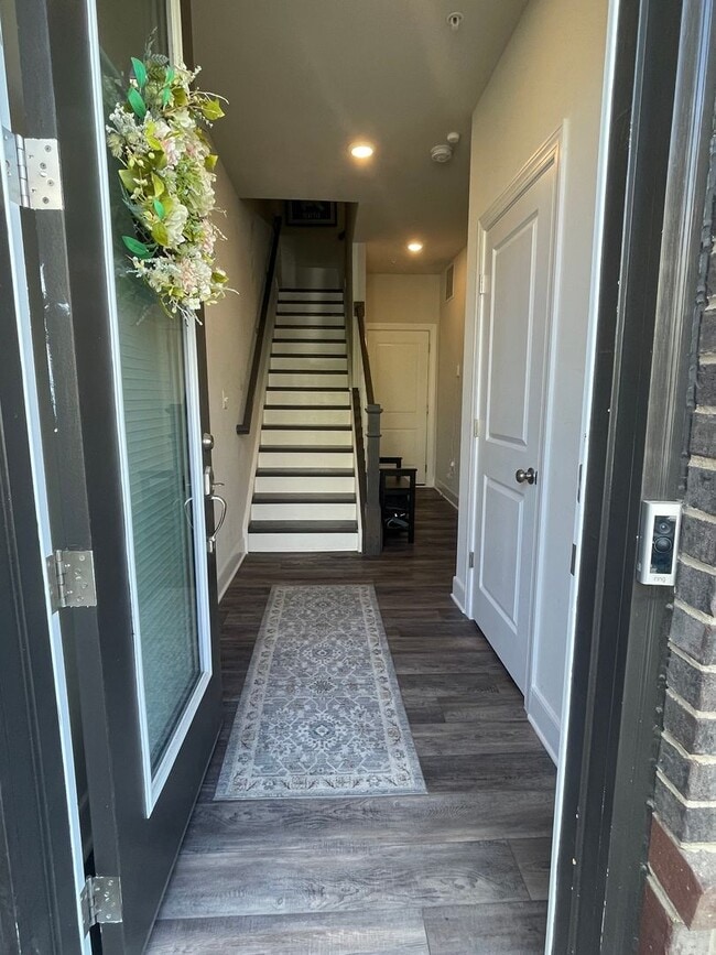 Foto del edificio - FOUR LEVEL TOWNHOUSE IN DOWNTOWN CROWN, 2 ...