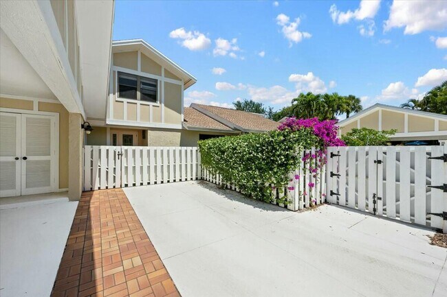 Foto del edificio - 17210 Fownes Crescent