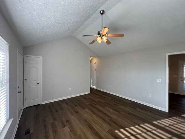 Building Photo - 3 Bedroom 2 Bath - Fenced-in Backyard in Christiana! Available Now!