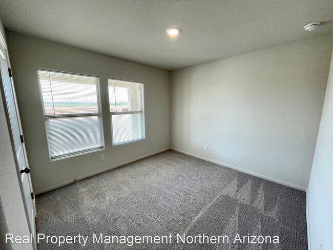 Foto del edificio - 4 br, 2 bath House - 3467 E. Ames Ave.