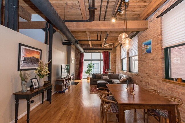 Building Photo - 1737 N Paulina St